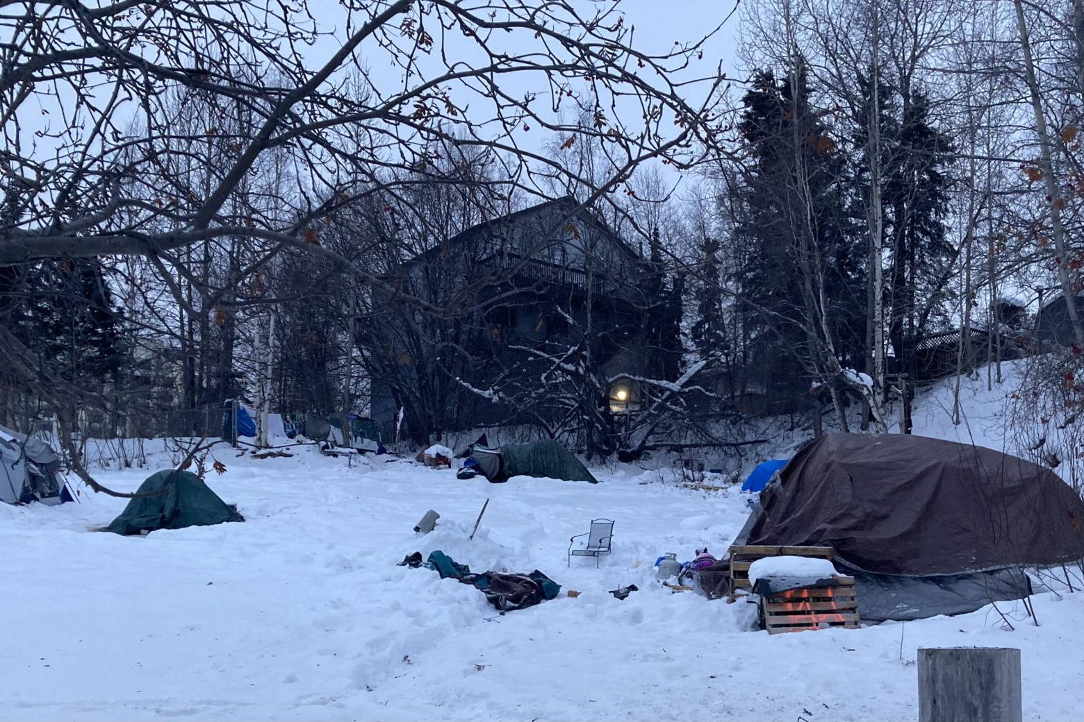 An encampment of homeless people is off of 1st Avenue in Anchorage on Nov. 21. (Photo by Andrew Kitchenman/Alaska Beacon)