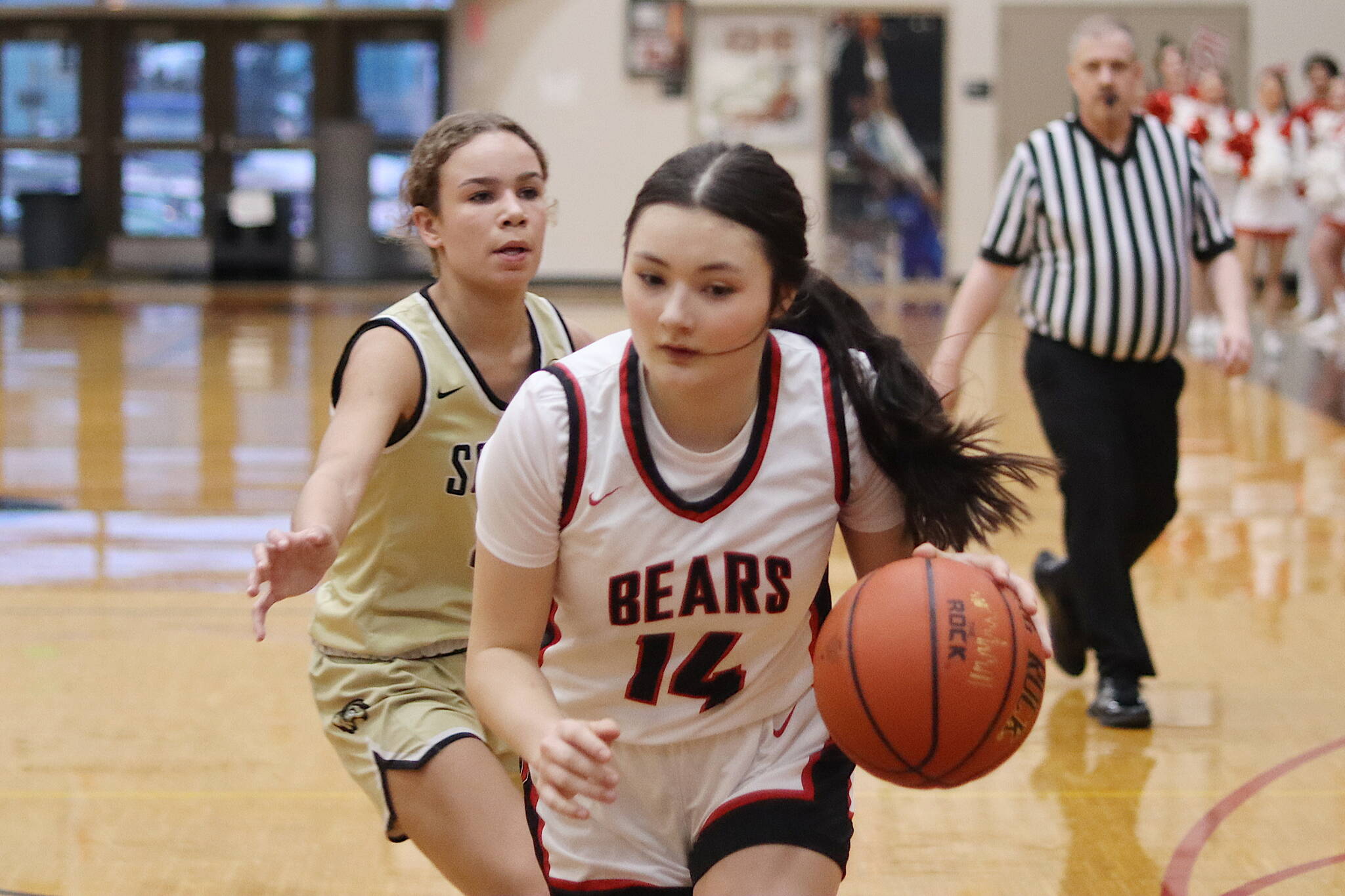 Layla Tokuoka (14) tries to drive inside for Juneau-Douglas High School: Yadaa.at Kalé during Saturday’s game against South Anchorage High School at JDHS. (Mark Sabbatini / Juneau Empire)