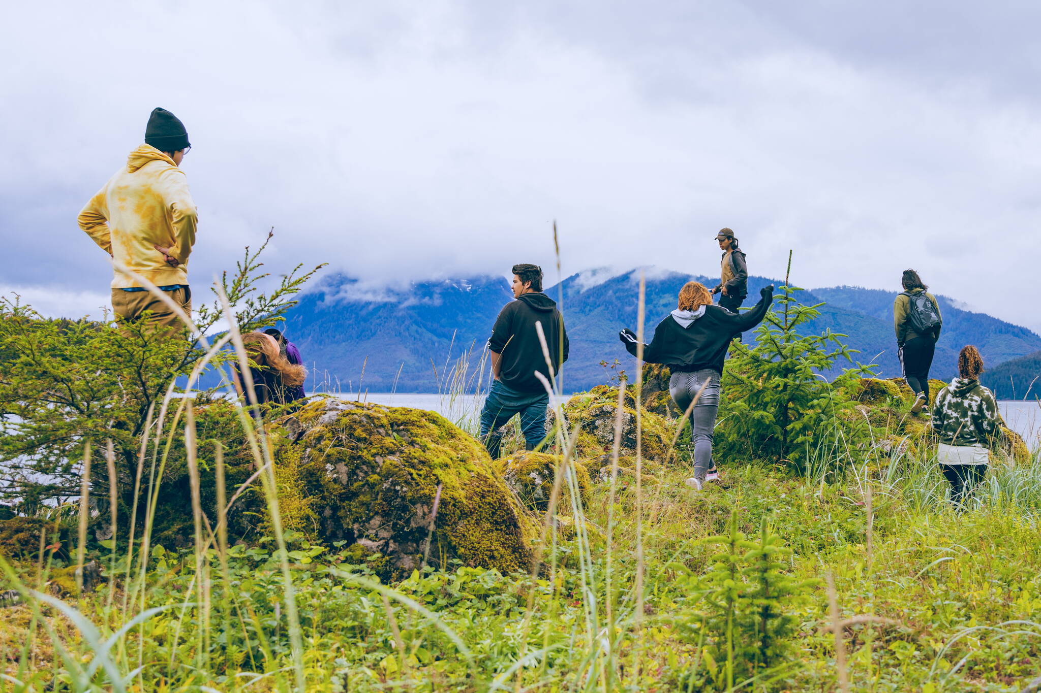Hoonah’s Alaska Youth Stewards crew harvests beach asparagus to process for Culture Camp. (Photo by Ḵaa Yahaayí Shkalneegi Muriel Reid)
