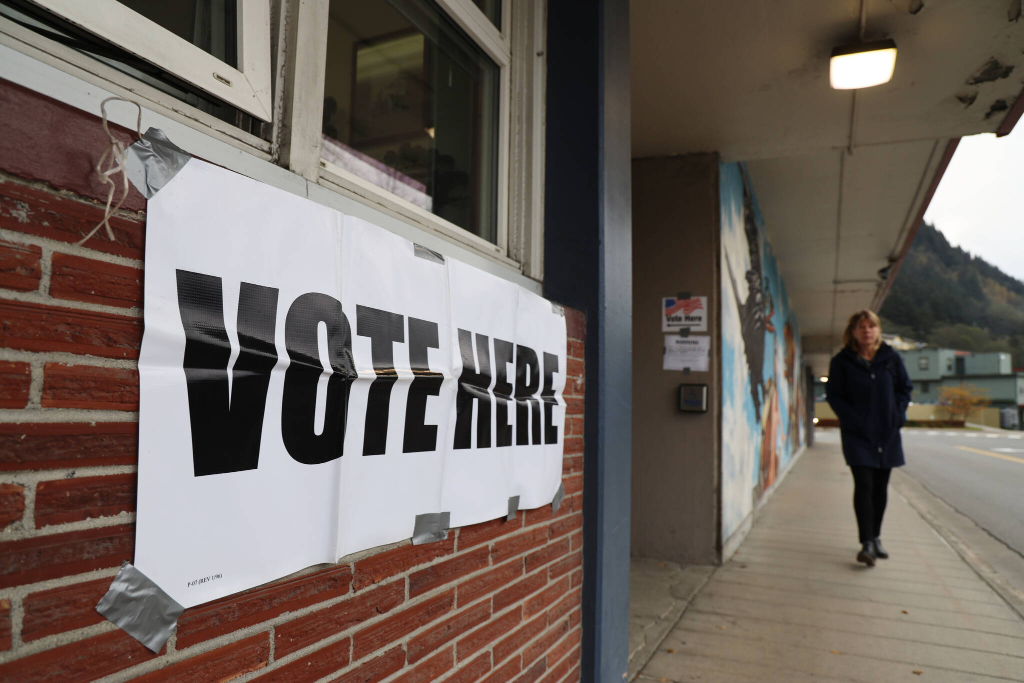 A sign to guide voters to the City Hall Assembly Chambers Voter Center. (Clarise Larson / Juneau Empire)