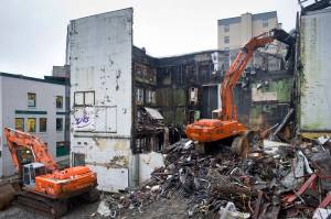 Southeast Earthmovers demolish the Gastineau Apartments in January 2016. (Michael Penn | Juneau Empire File)
