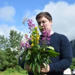Arranging a locally sourced bouquet of wildflowers. (Photo by Alex McCarthy/Juneau Empire)