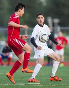 Juneau-Douglas' Ezra Geselle, left, competes against Thunder Mountain's Michael Alon during a game at TMHS in May.