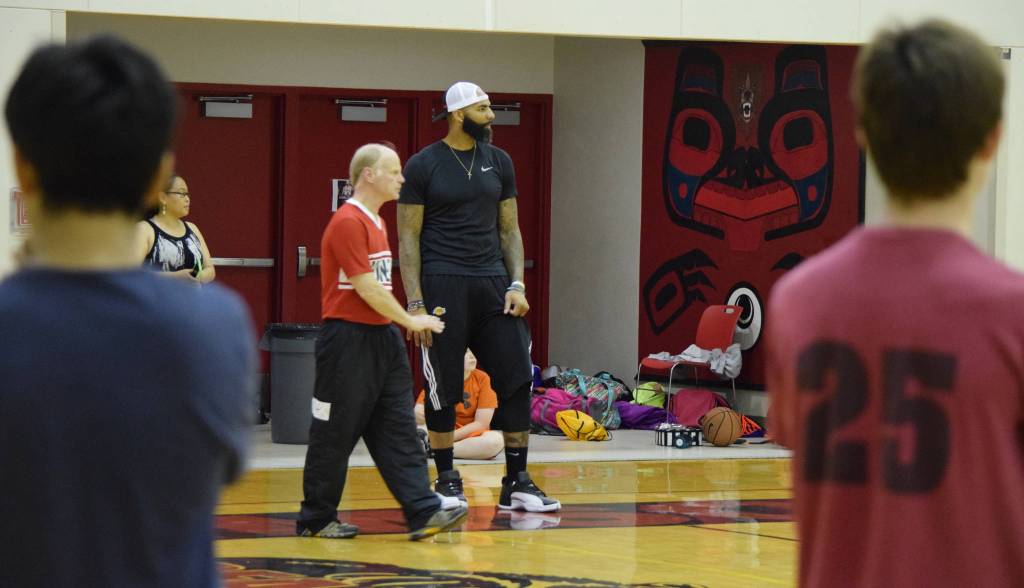 Carlos Boozer hangs out with longtime Juneau-Douglas High School boys basketball coach George Houston at the Carlos Boozer Basketball Camp Wednesday. (Nolin Ainsworth | Juneau Empire)