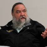 Live-aboard Jim Penor talks about experiences with crime in the harbor during the Thursday, Aug. 24 live-aboard community meeting. (Alex McCarthy | Juneau Empire)