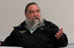 Live-aboard Jim Penor talks about experiences with crime in the harbor during the Thursday, Aug. 24 live-aboard community meeting. (Alex McCarthy | Juneau Empire)
