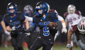 Thunder Mountain&rsquo;s Hansel Hinckle runs against Ketchikan at TMHS on Friday, Sept. 22, 2017. TMHS won 28-0. (Michael Penn | Juneau Empire)