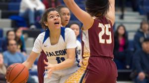 Thunder Mountain&rsquo;s Tzadi Hauck looks to the basket against Mt. Edgecumbe&rsquo;s Paige Goodwin at TMHS on Friday, Jan. 26, 2018. Mt. Edgecumbe won 52-22. (Michael Penn | Juneau Empire)