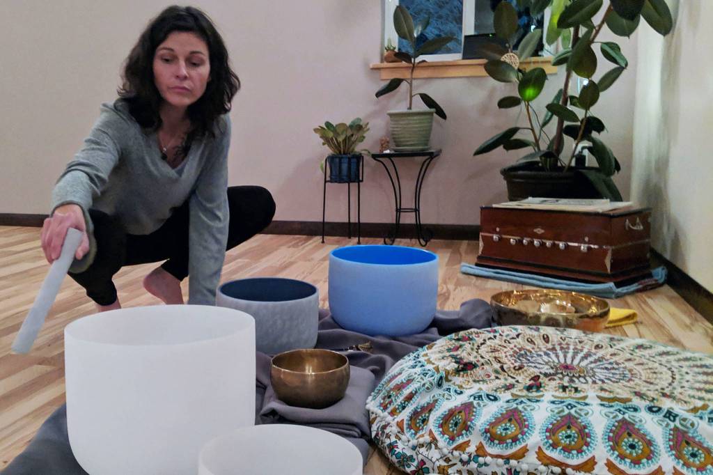 Lindsay Foreman of Spirt Path demonstrates sounds her singing bowls make before a winter solstice sound bath, Dec. 21, 2018. The event itself was a photo-free zone. (Ben Hohenstatt | Capital City Weekly)
