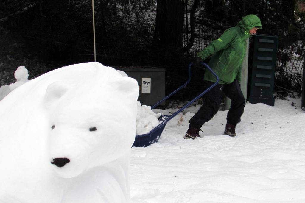 Art teacher sculpts giant polar bears
