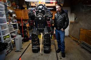 Artist explains how he made 80 pounds of battle armor