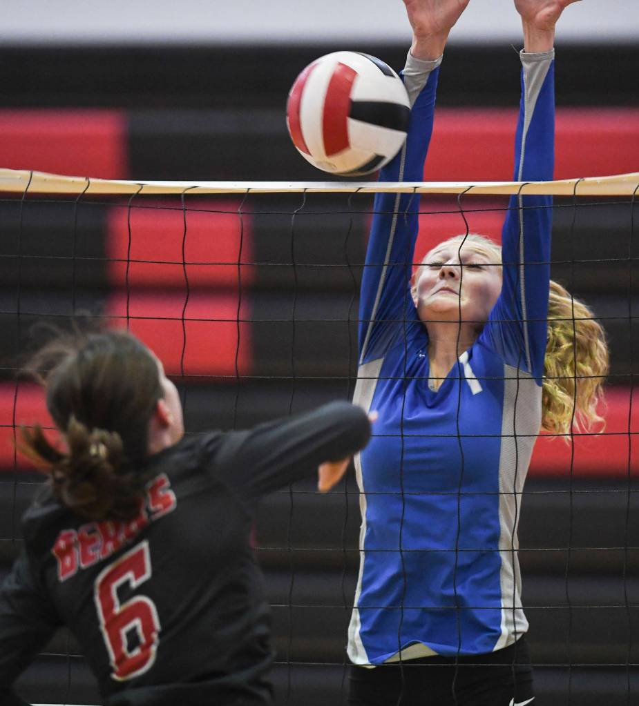 Thunder Mountains Marlee Smith, right, attemps a block against Juneau-Douglas Addie Prussing at the Volleyball Jamboree at Juneau-Douglas High School: Yadaa.at Kalé on Friday, Aug. 30, 2019. (Michael Penn | Juneau Empire)
