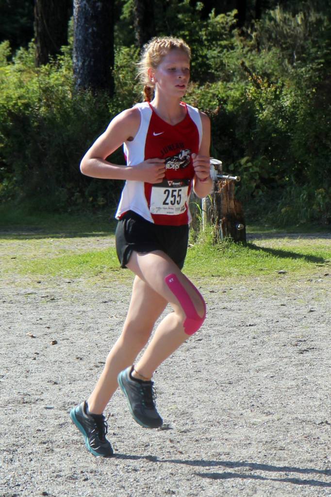 Juneau-Douglas High School: Yadaat.at Kales Nettle Fraley-Hart runs along the beach while racing in the Petersburg Invitational cross country meet at Sandy Beach Park on Saturday, Sept. 7, 2019. (Brian Varela | Petersburg Pilot)