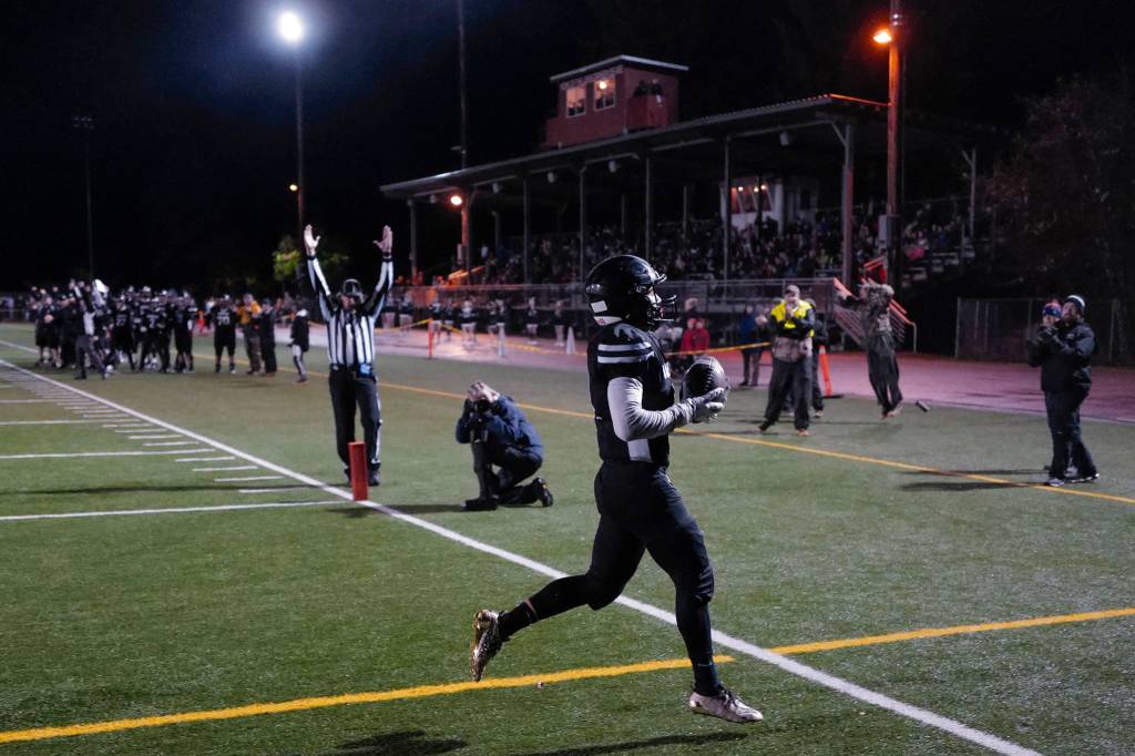 Juneaus Ali Beya catches a Cooper Kriegmont pass in the endzone for Juneaus second touchdown against South Anchorage at Adair-Kennedy Memorial Field on Saturday, Oct. 12, 2019. South Anchorage won 54-14. (Michael Penn | Juneau Empire)