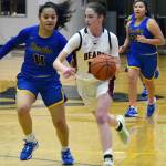 Juneau-Douglas High School: Yadaat.at Kalés Kendyl Carson races down the floor as Bartlett High Schools Lavinia Lavelua gives chase at JDHS on Saturday, Jan. 4, 2020. JDHS won 50-44. (Nolin Ainsworth | Juneau Empire)