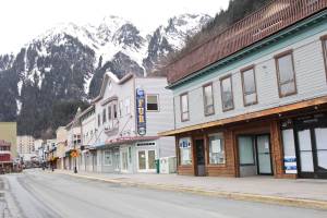 No cruises till July at the earliest mean these tourist-targeted shops downtown will likely remain shuttered for months longer, March 20, 2020. (Michael S. Lockett | Juneau Empire)
