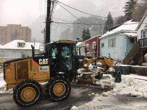 A City and Borough of Juneau worker clears the road in a downtown neighborhood on Monday, Nov. 2, 2020. (Michael S. Lockett / Juneau Empire)