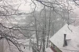 Snowfall in Juneau is expected to largely taper off this weekend, replaced by warmer temperatures, said National Weather Service meteorologists. (Michael S. Lockett / Juneau Empire)