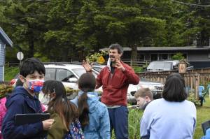Peter Segall / Juneau Empire
Darren Snyder, who helps manage community gardens as part of the the University of Alaska Fairbanks Cooperative Extension Service, talks to kids about gardening in Southeast Alaska on June 11, 2021.