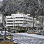 The season's first snow greeted people downtown Wednesday, Nov. 10. Later that morning, forecasters at the National Weather Service issued a winter weather advisory, predicting that two to four inches of snow could fall on the capital city starting late Thursday night and into Friday morning. (Peter Segall/Juneau Empire)