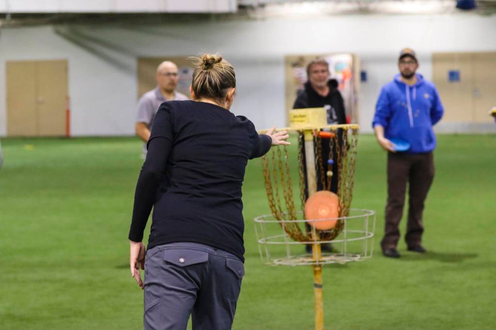 Michael S. Lockett / Juneau Empire
Zoe AnDyke, professional disc golf player and founder/director of Uplay, throws a disc at the target during a community workshop at Dimond Park Field House on May 12, 2022.