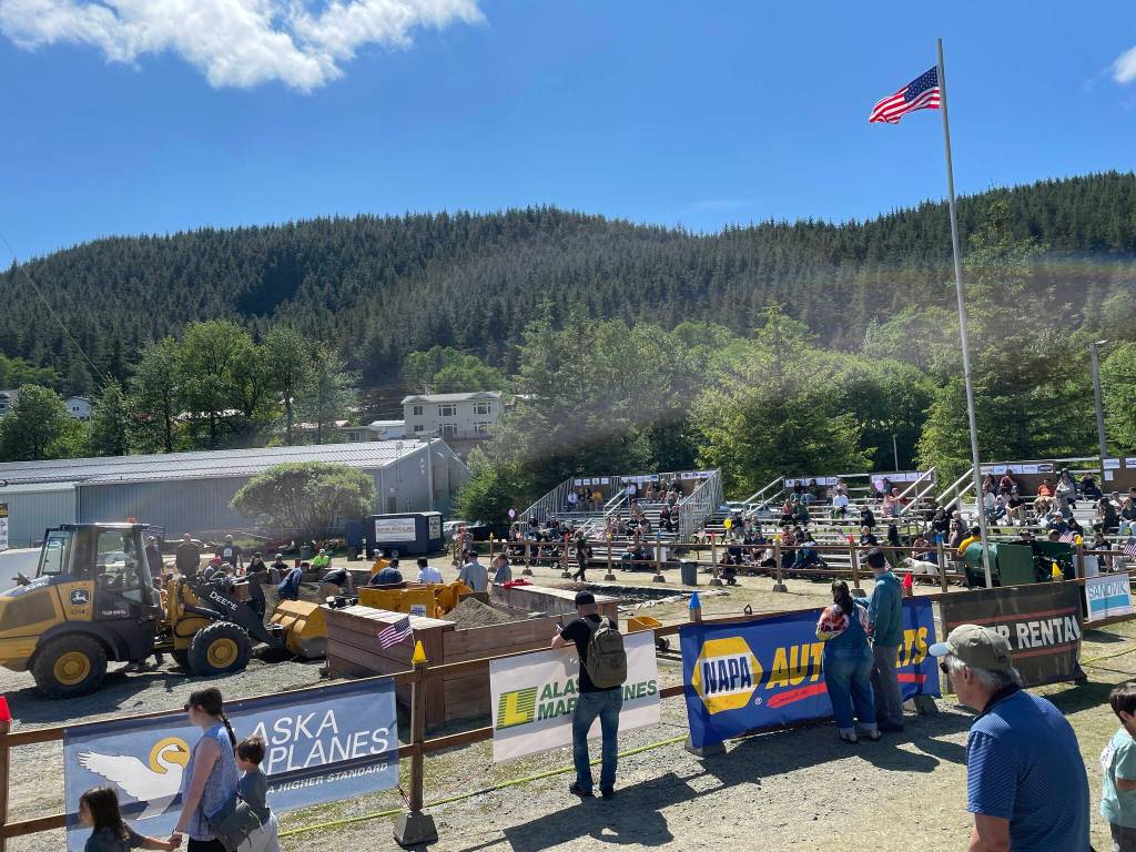 Crowds watch a competitor sling gravel during mens hand mucking event of Juneau Gold Rush Days in Savikko Park on June 18, 2022. (Michael S. Lockett / Juneau Empire)