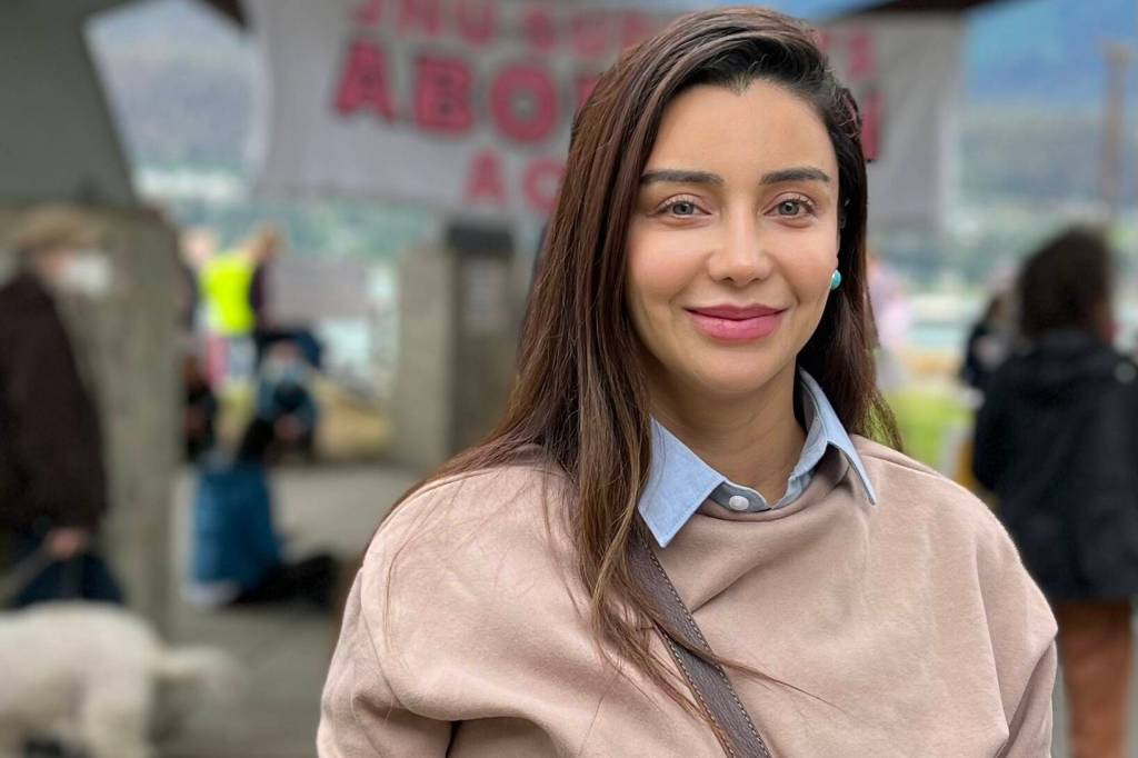 Alaska State Senate Candidate Shoshana Gungurstein showing her support of privacy and rights at Saturdays rally in Marine Park. (Jonson Kuhn / Juneau Empire)