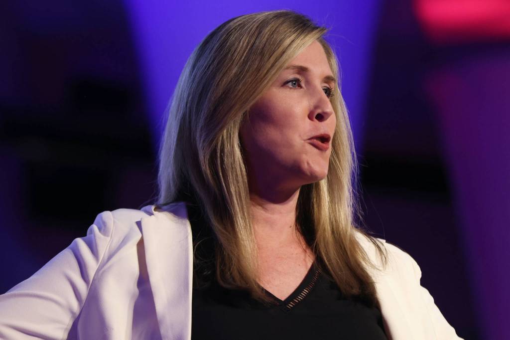 Emmy award-winning broadcaster Lauren Sisler shares her story of personal on Thursday to a pack audience at Elizabeth Peratrovich Hall of attending Rutgers University for gymnastics while also weathering the tragedy of unexpectedly losing both of her parents within hours of each other due to a concealed battle with addiction. (Ben Hohenstatt / Juneau Empire)