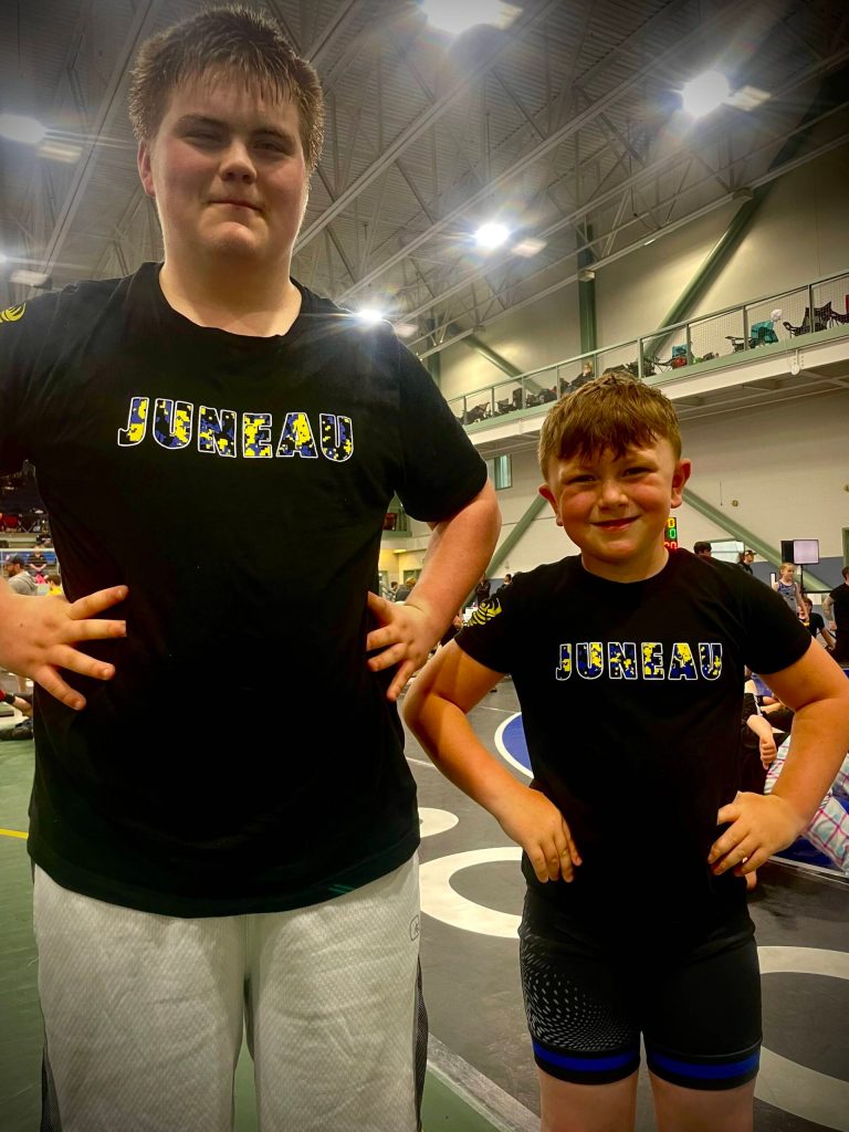Team leader Kyle Carter (right) mentors younger teammate Miles Godkin (left) during tournament warm ups. (Courtesy Photo / Jason Hass)