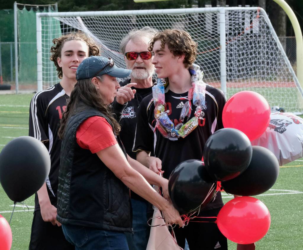 Senior Tayten Bennetsen and family. (Klas Stolpe / Juneau Empire)