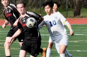 Thunder Mountain High School senior captain Preston Lam (10), shown in early season action against JDHS senior Kean Buss (5), was credited by coaches for defensive play at West Anchorage last weekend. (Klas Stolpe / Juneau Empire File)