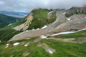 Fireweed rock glacier flows within the massif near McCarthy in 2023. (Photo by Ned Rozell)