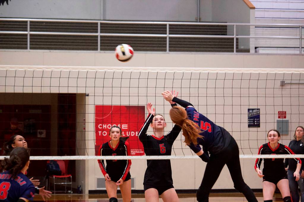 Gwen Nizich (6), a sophomore for Juneau-Douglas High School: Yadaa.at Kalé, looks to return a hit against North Pole High School during Saturday nights game at JDHS. (Mark Sabbatini / Juneau Empire)