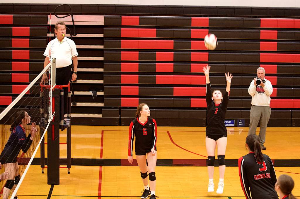 Chloe Casperson (7), a senior for Juneau-Douglas High School: Yadaa.at Kalé, sets up a play for teammates Gwen Nizich (6) and Kiah Yadao (5) in their game against North Pole High School on Saturday night at JDHS. (Mark Sabbatini / Juneau Empire)