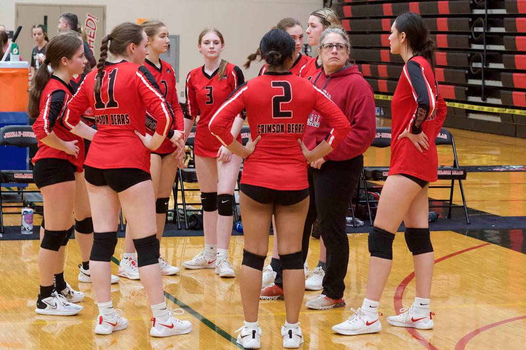 Juneau-Douglas High School: Yadaa.at Kalé volleyball coach Jody Levernier confers with her players during a timeout in their semifinal game against Thunder Mountain High School in the Juneau Invitational Volleyball Extravaganza at JDHS on Saturday. (Mark Sabbatini / Juneau Empire)