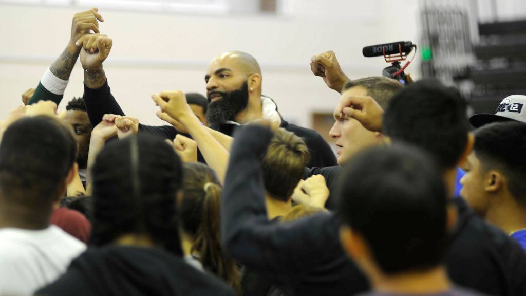 Carlos Boozer brings in campers for a cheer at the start of the second day of the Carlos Boozer Basketball Camp at the Juneau-Douglas High School: Yadaa.at Kalé gym on Tuesday, Aug. 7, 2018. (Nolin Ainsworth / Juneau Empire File)