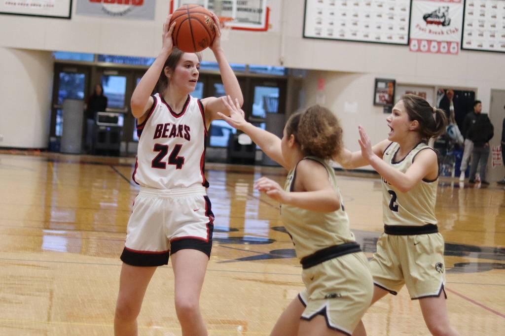 Juneau-Douglas High School: Yadaa.at Kalés Gwen Nizich (24) looks to pass against South Anchorage High School during Saturdays game at JDHS. (Mark Sabbatini / Juneau Empire)