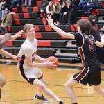 Juneau-Douglas High School: Yadaa.at Kalés Sean Oliver (11) looks for room inside against Grace Christian School during Saturday nights game at JDHS. (Mark Sabbatini / Juneau Empire)