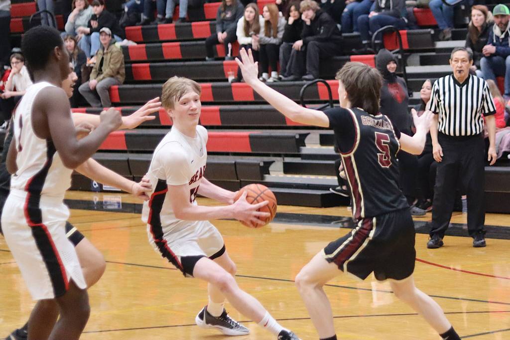 Juneau-Douglas High School: Yadaa.at Kalés Sean Oliver (11) looks for room inside against Grace Christian School during Saturday nights game at JDHS. (Mark Sabbatini / Juneau Empire)