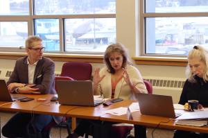 Lisa Pearce (center), a financial analyst for the Juneau School District, explains the deadline officials are facing to take action to resolve a massive deficit during a work session Saturday at Juneau-Douglas High School: Yadaa.at Kalé. Seated next to Pearce are Superintendent Frank Hauser (left) and school board member Britteny Cioni-Haywood. (Mark Sabbatini / Juneau Empire)