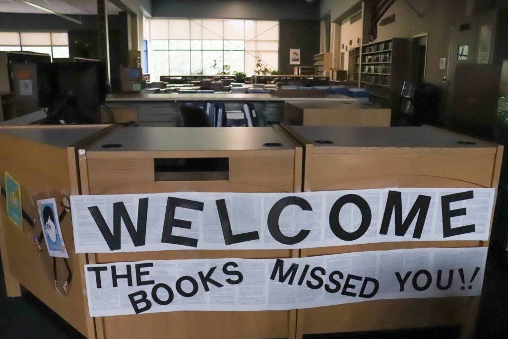 The Thunder Mountain Middle School library welcomes students back on Tuesday evening during an open house. (Jasz Garrett / Juneau Empire)
