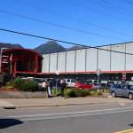 A steady procession of vehicles and students arrives at Juneau-Douglas High School: Yadaa.at Kalé before the start of the new school year on Thursday morning. (Mark Sabbatini / Juneau Empire)