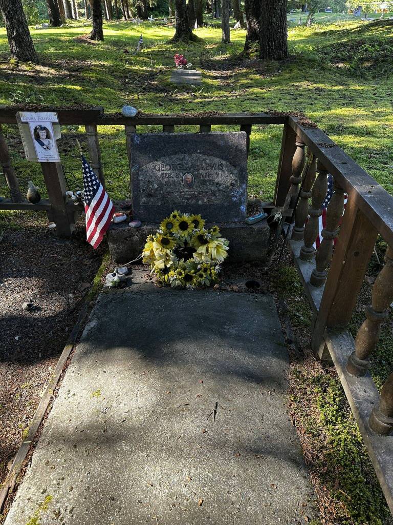Tlingít code talker George Lewiss grave at the Jones Point Cemetery. (Francisco Martínezcuello / Chilkat Valley News)