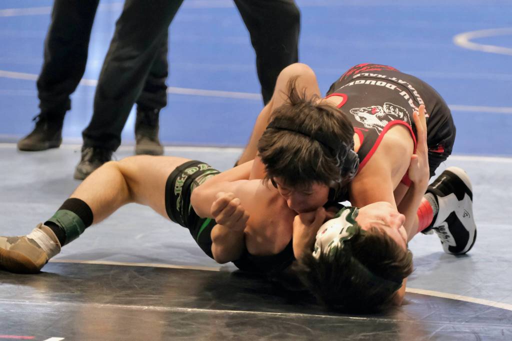 Juneau-Douglas High School: Yadaa.at Kalé freshman Joshua Beedle tries to pin Colonys Gabriel Crockett in their 112-pound fifth-place match during the 2024 ASAA/First National Bank Alaska Wrestling State Championships on Saturday at Anchorages Alaska Airlines Center. (Klas Stolpe / Juneau Empire)