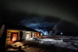 Tolovana Roadhouse, built in 1924, is the only remaining rest stop mushers used in the 1925 Serum Run. Iditarod mushers also used it in 2025. (Photo by Ned Rozell)