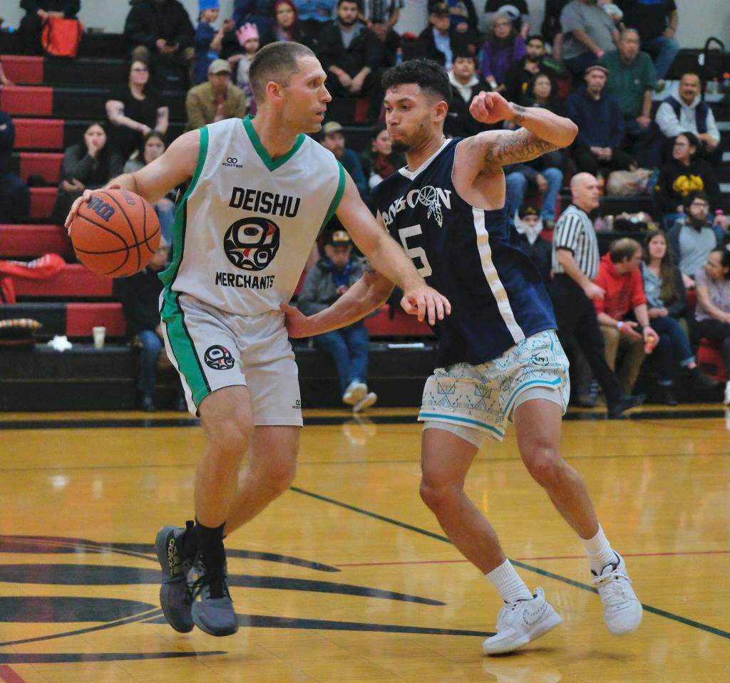 Floor generals Kyle Fossman of Haines and Aquino Brinson of Angoon went head-to-head in Angoons 77-72 B Bracket win Monday at the 76th Annual Juneau Lions Club Gold Medal Basketball Tournament in Juneau-Douglas High School: Yadaa.at Kalés George Houston Gymnasium. (Klas Stolpe / Juneau Empire)