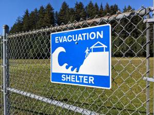 A sign directs the public toward a tsunami shelter in Seldovia, Alaska, on Sept. 27, 2021. (Photo by Erin Thompson/Peninsula Clarion file)