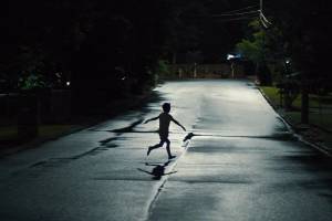 Promotional image courtesy Warner Bros. Discovery
A child races into the night in Weapons.
