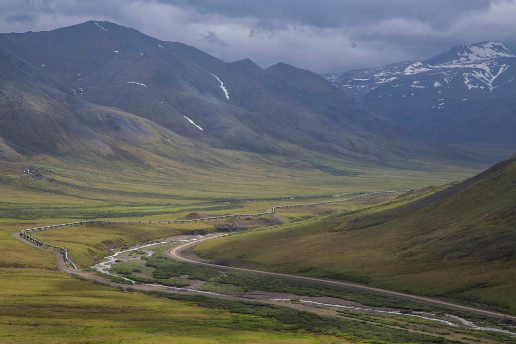 North of Coldfoot and the Brooks Range, the Alyeska trans-Alaska pipeline and the Dalton Highway run along a tributary of the Sagavanirktok River. (Photo by Bob Wick)
